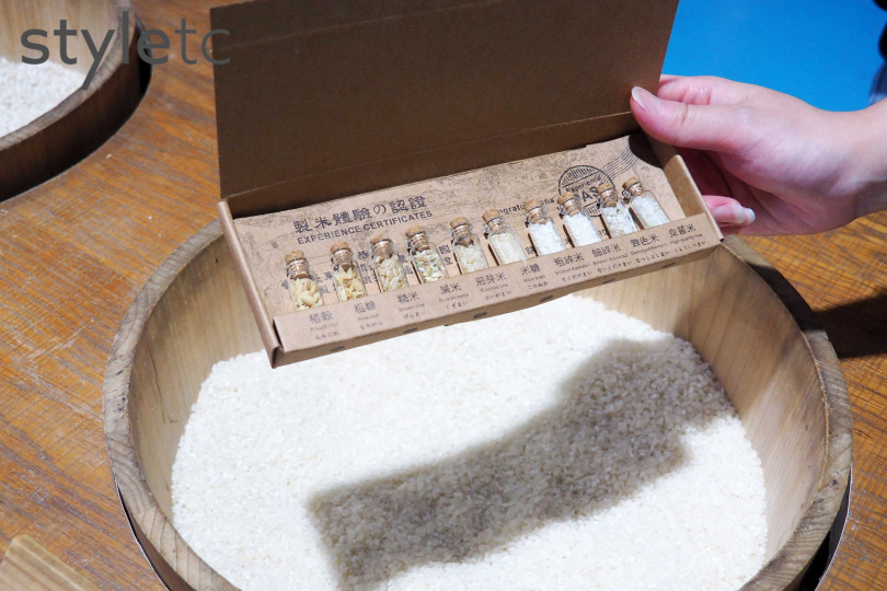 關山米國學校透過米的不同型態，讓人了解從稻穀變為白米的過程，遊客還可親手將各種米裝入小玻璃瓶中當作紀念品。（圖／魏妤靜攝）