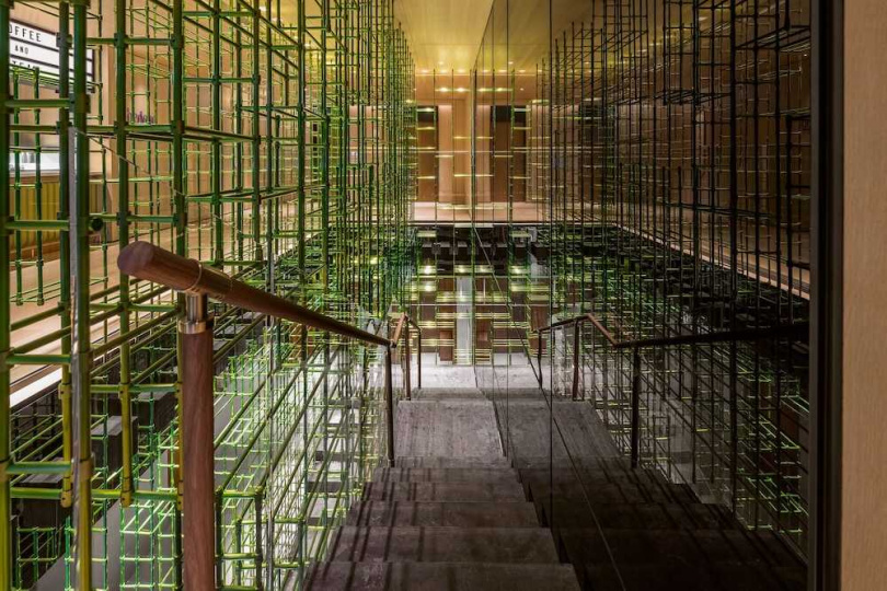 寒居酒店從大廳前往二樓餐廳的樓梯，打造出如竹林般的氛圍。