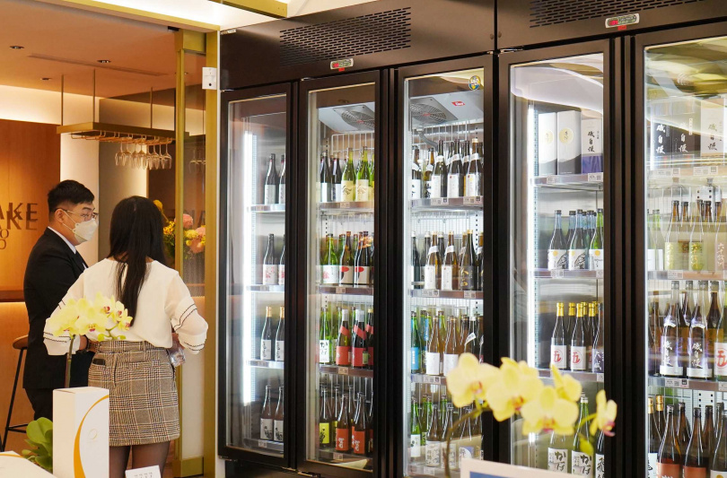酒櫃內酒款陳列以酒造地點劃分擺放，提供從北海道至九州共20多家酒造產品。