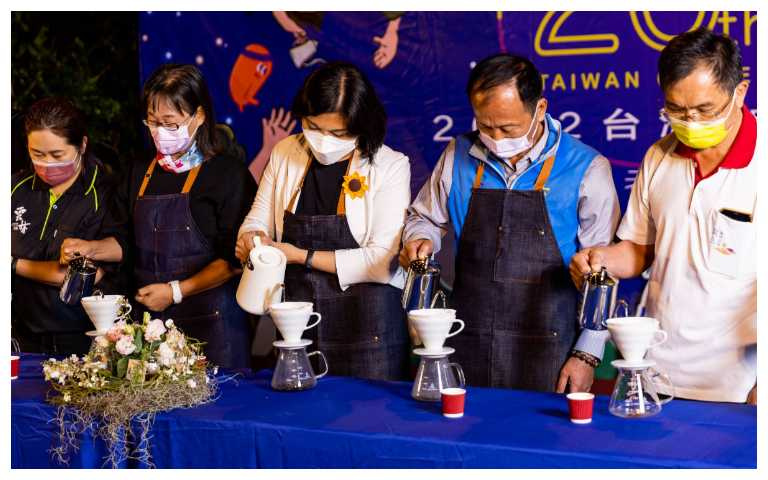 縣長、副縣長與古坑頂級咖啡莊園手沖咖啡飄香揭開2022台灣咖啡節序幕（圖／古坑幸福家宴提供）