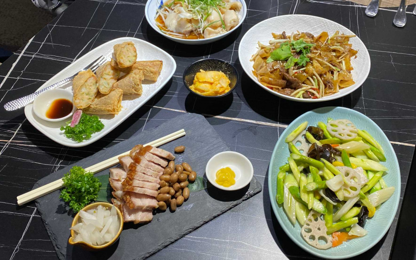 「頤粵軒」是嘉義遠近馳名的粵菜、港點餐廳，這天招牌烤鴨售完，雖然有些可惜，但每一樣菜色都十分美味。