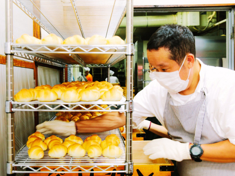 熱銷77年的「鵜鶘麵包店」，故事搬上大銀幕。