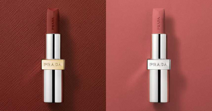 左為Prada Beauty格紋極霧唇膏系列的革紋極霧唇膏 B03醜赤棕1590元。右為Prada Beauty尼龍柔霧系列的尼龍柔霧唇膏#B101廢裸棕(圖/品牌提供)