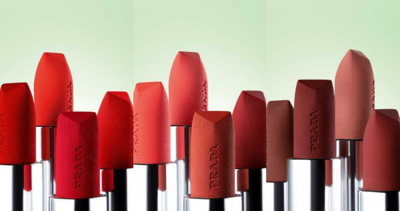 左為Prada Beauty格紋極霧唇膏系列的革紋極霧唇膏 B03醜赤棕1590元。右為Prada Beauty尼龍柔霧系列的尼龍柔霧唇膏#B101廢裸棕(圖/品牌提供)