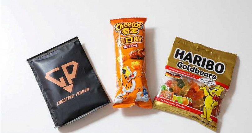 怕嘴饞的J.Sheon隨身帶零食，但也不忘健身必備的高蛋白。（圖／侯世駿攝）