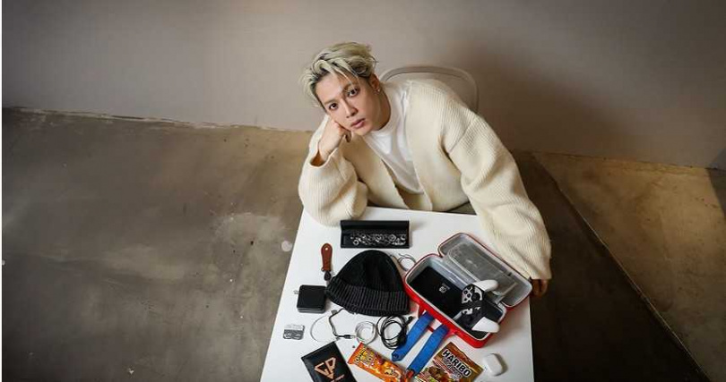 雖然被粉絲視為男神，但J.Sheon的隨身小物相當接地氣。（圖／侯世駿攝）