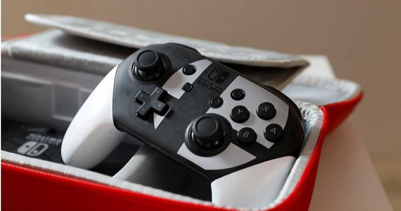 包包中帶著Switch，方便J.Sheon隨時練功。（圖／侯世駿攝）