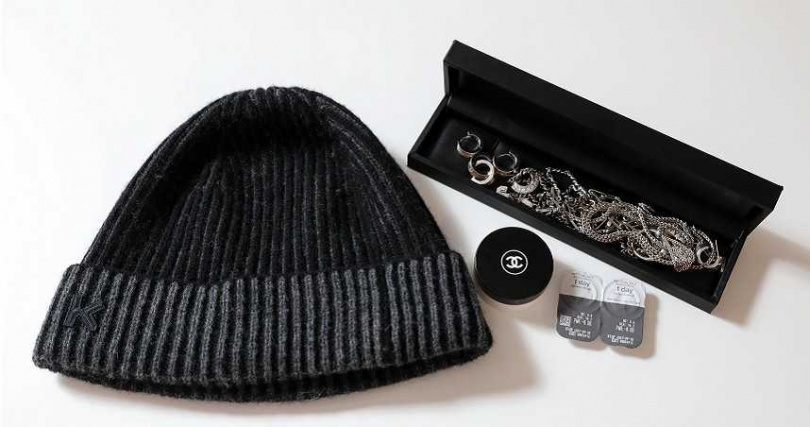 毛帽、護唇膏、飾品都出現在包包中，為了防止眼睛太乾，J.Sheon也會多準備一副隱形眼鏡。（圖／侯世駿攝）