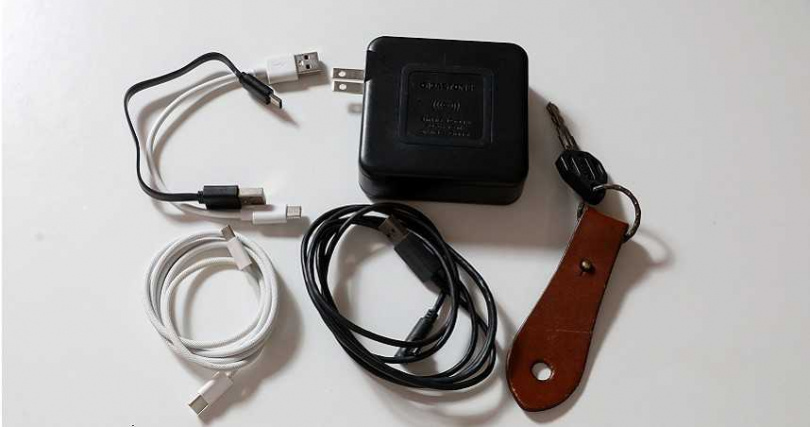 由於擔心手機沒電無法叫車回家，J.Sheon習慣帶許多充電線及行動充。（圖／侯世駿攝）