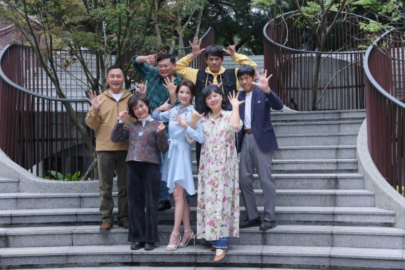 王琄、楊麗音、夏靖庭、湯志偉 、吳世偉、凱爾一起歡迎「新同學」葉全真加入。(圖/楊澍攝)