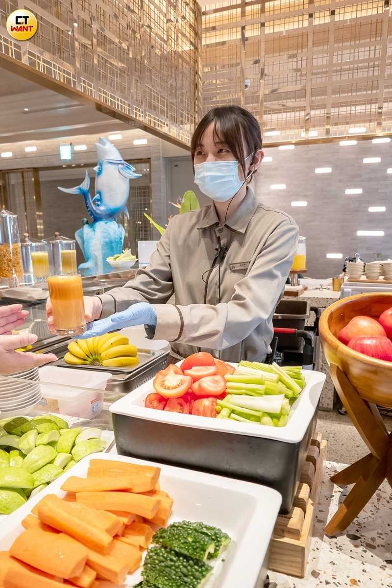 SERENA全日餐廳提供可任選品項的現榨蔬果汁是亮點之一。(圖/焦正德攝)