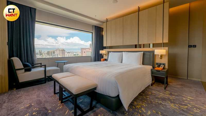 26坪的「琥珀行政套房」轉角一大床房型具有大片窗景,房價起跳價為每晚含稅17,000元起,房價浮動依實際而定。(圖/焦正德攝)