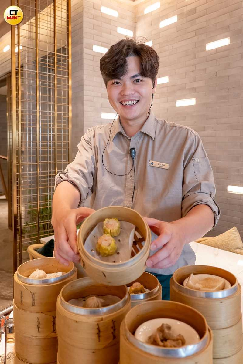 SERENA全日餐廳早餐的港點推車會提供蘿蔔糕、南瓜小籠包、三鮮餃、蝦餃等,一次約有6種選擇。(圖/焦正德攝)