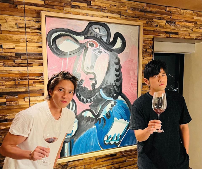 周杰倫也曾與山下智久在名畫前合影。(圖/周杰倫 ig)