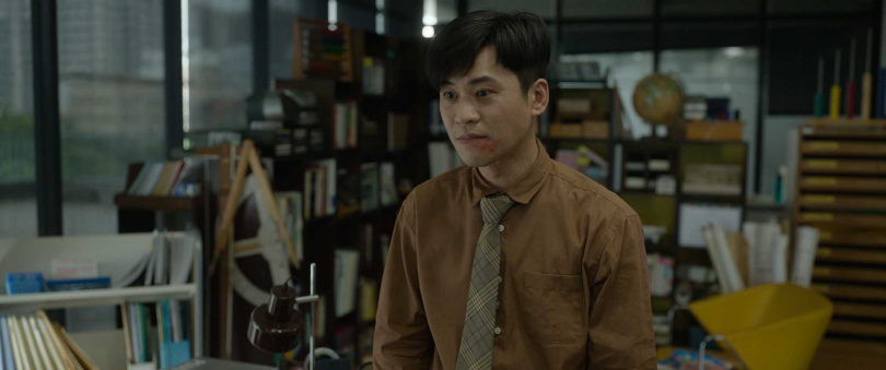 黃迪揚在《自殺通告》中飾演輔導老師，努力保住教職。（圖／本萃電影提供）