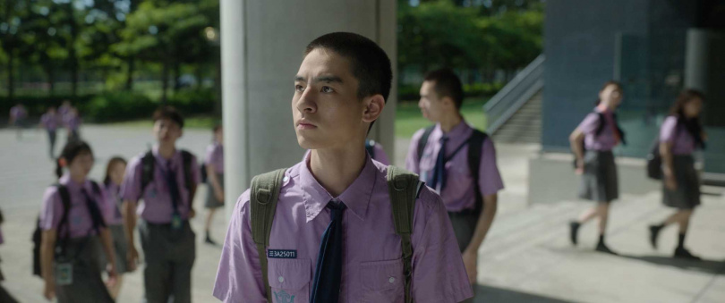 劉敬在《自殺通告》中降齡扮演高中生，因太帥被導演要求剃髮。（圖／本萃電影提供）