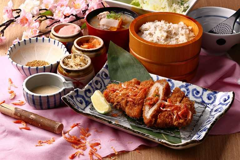 「蒜香櫻花蝦里肌豬排套餐」讓內外都充滿濃郁清香的櫻花蝦美味。（380元）