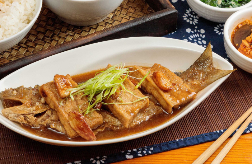 「蒜燒午仔魚」承襲台菜半煎煮的手法，以乾煎鎖住魚的鮮嫩，並添入手工煉製的辛香油。