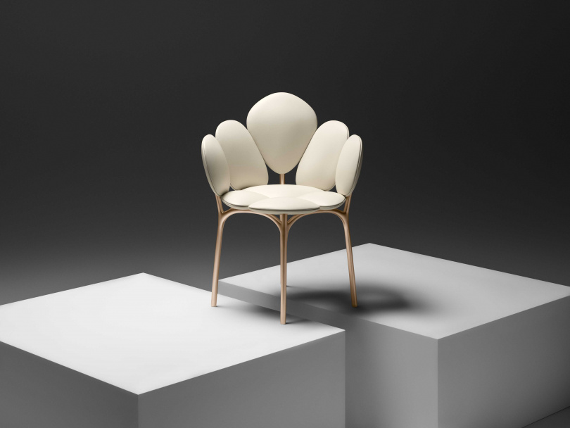 由荷蘭Marcel Wanders工作室打造的花瓣椅（Petal Chair），結合9個奶油色的皮革軟墊，成為盛開花朵的樣貌，鑄鋁的底座像是花朵的枝幹，絕美細緻！（圖／品牌提供）