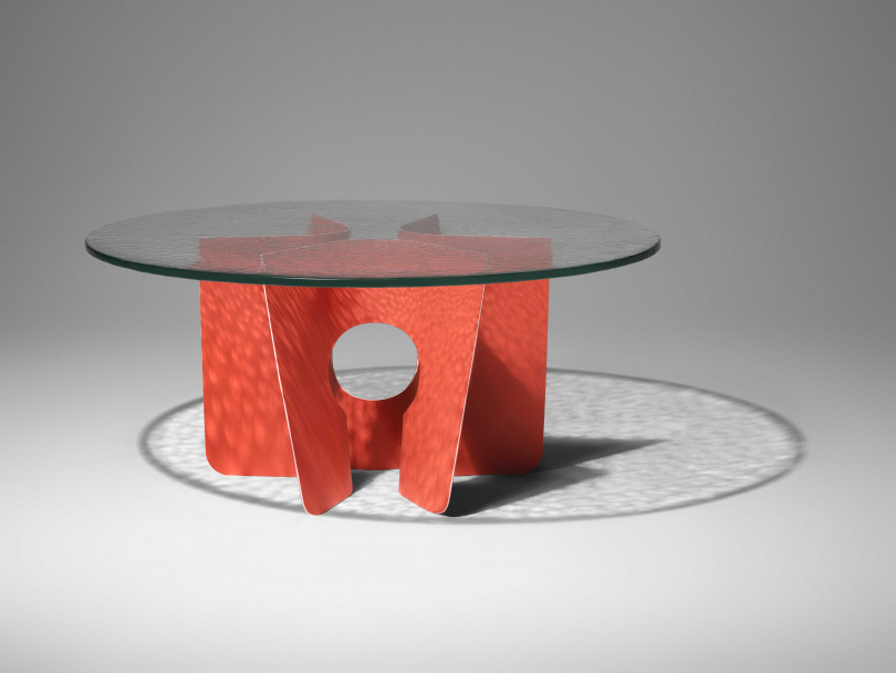 宇宙圓桌是由雙人組設計師Raw Edges創作的，底座以碳纖維結構包覆皮革，經典工藝混搭嶄新材質的完美結合，玻璃面可以穿透欣賞整個結構底座，極具創意有趣。（圖／品牌提供）