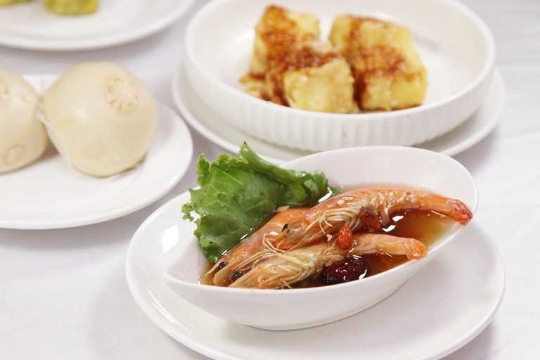 「星靓點」這次推出的吃到飽快閃，共有超過60道菜可選擇，圖為紹興醉蝦。