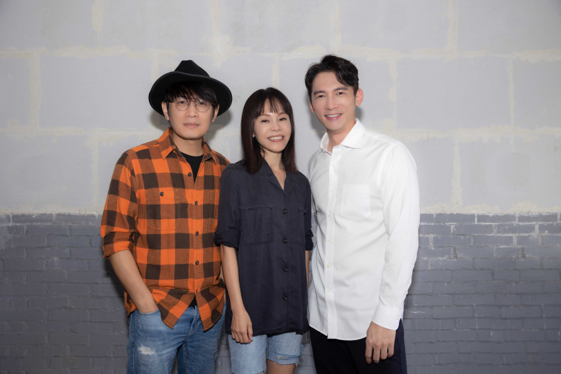 彭佳慧（中）的新歌邀請羅文裕（左）填詞，温昇豪演出MV。（圖／索尼音樂提供）
