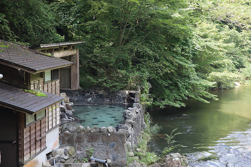 保存著日本傳統混浴習俗的大澤溫泉湯治館，混浴裸湯位在視野開放感十足的溪邊。