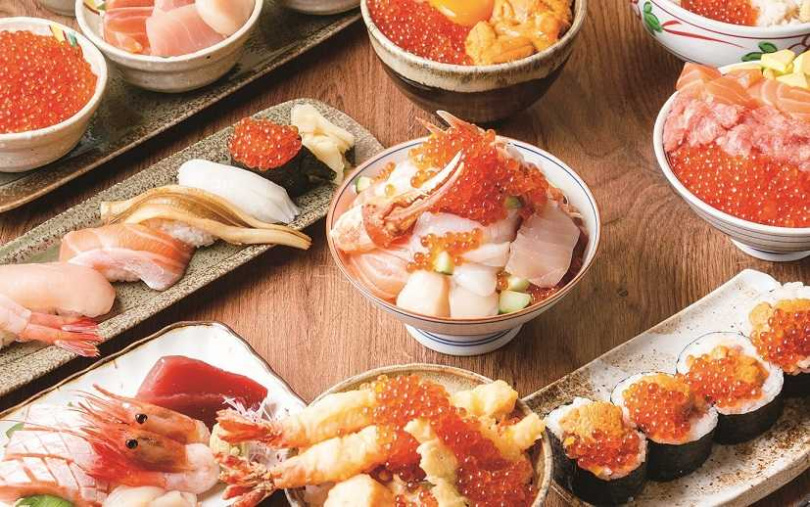 魚君開幕首週11/22~11/28推出任點壹海鮮丼，即贈軟性飲料一杯活動。（圖／品牌提供）
