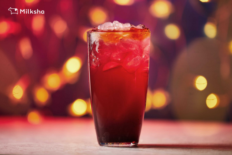 「巨峰莓果啵啵」這一杯彷彿初戀裡那最令人怦然心動的瞬間，巨峰葡萄×蔓越莓汁，雙果茶的巧妙搭配交織出酸甜炫風。  