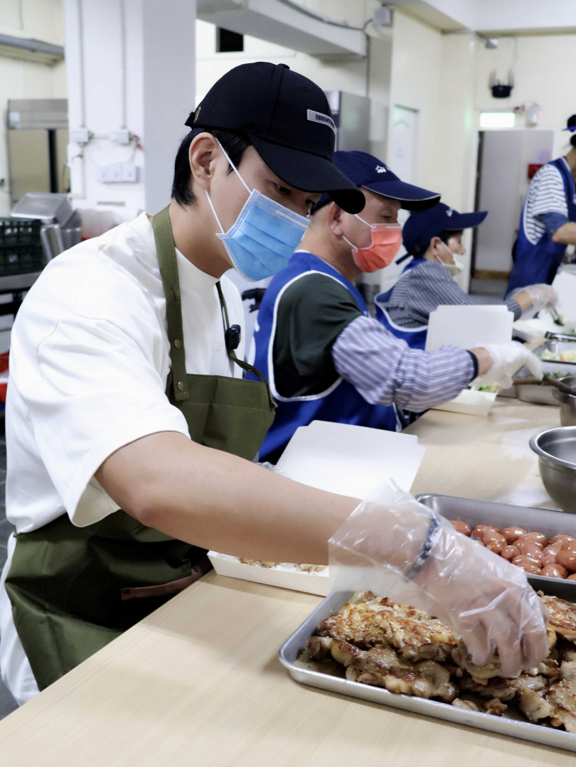 李程彬體驗協會工作者的一日作業流程。（圖／東旭九翔娛樂提供）