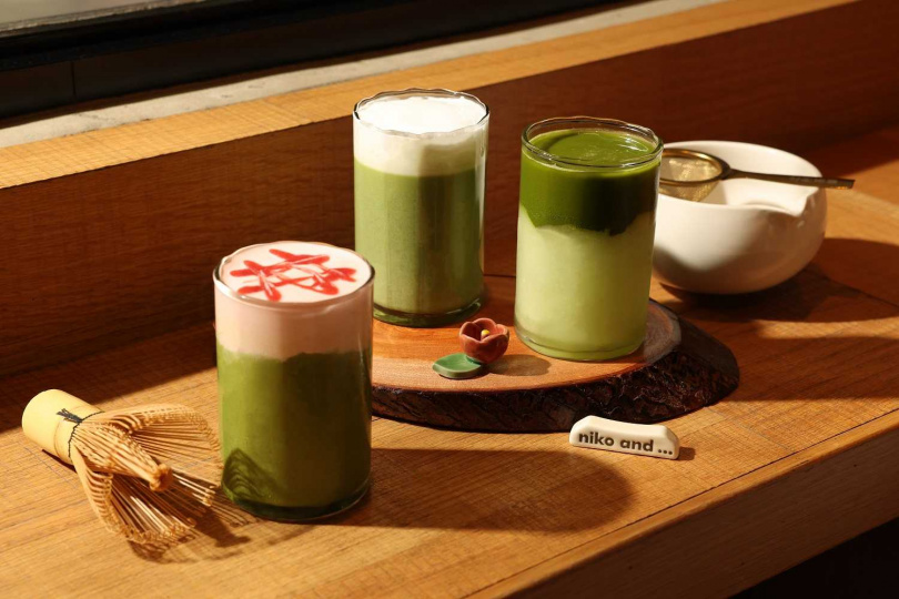 三款春季風味聯名限定飲品-辻利丸香抹茶牛奶、辻利青蘋果抹茶飲、辻利草莓奶蓋抹茶冰沙(圖/品牌提供)