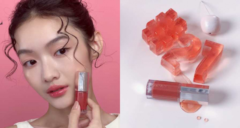 甜美蜜桃裸粉疊上水潤果凍光，像是初戀臉上偷偷泛紅的害羞感，甜度超標、嫩感升天。蘭蔻 唯我精華果凍唇蜜 #27 糖漬蜜桃／1,150元（圖／廖怡婷攝）