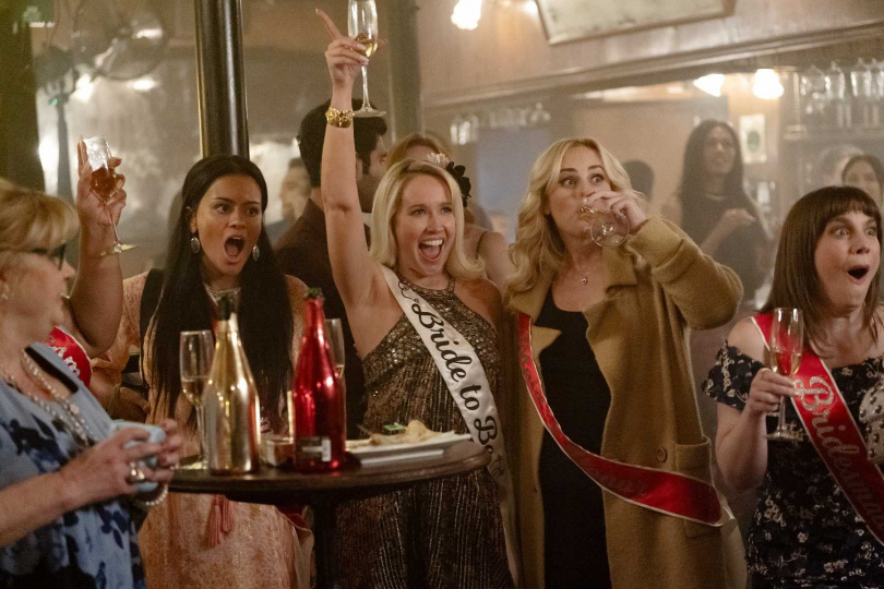 《超硬伴娘》瑞貝爾威爾森（中右）、安娜坎普（中左）在片中大展即興搞笑功力。（圖／采昌提供）