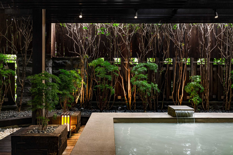 歷年最熱銷的露天風呂(大眾湯)，每套10張售價13,000元。以優惠價格享受9米挑高中庭花園風呂，以及桑拿、蒸氣室、無限使用軟性飲料與餅乾小點等。（圖片／北投麗禧溫泉酒店提供）