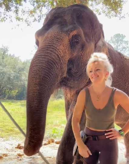 大象戲耍女子畫面曝光。（圖／翻攝自臉書）