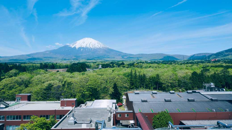 位於靜岡縣海拔620公尺的富士御殿場蒸溜所，四季雲霧繚繞、氣候冷涼，水源取自歷經半世紀過濾的富士山伏流水，是孕育「富士日本威士忌」純淨風味與靜謐美學的理想誕生地。（圖／台灣麒麟提供）