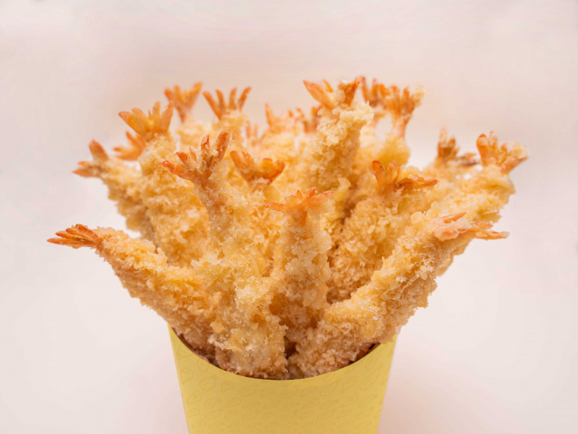 定食8歡慶品牌20週年，推「20隻蝦爆炸盤」挑戰活動，完成指定任務有機會獲得整盤金黃炸蝦。（圖／品牌提供）