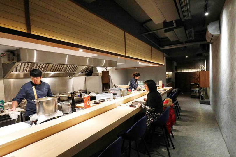 「YORU-よる」的座位設計為日式板前吧台，客人可近距離欣賞主廚做菜。（圖／于魯光攝）