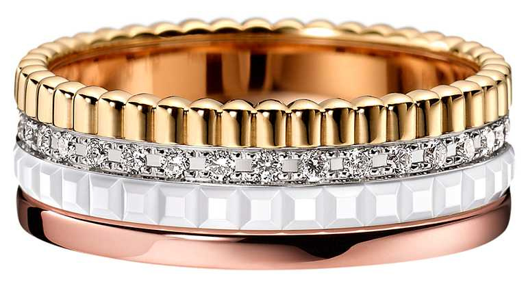 BOUCHERON「Quatre White」系列戒指，18K黃金、白金、玫瑰金和白色陶瓷，33顆圓形鑽石╱220,000元。（圖╱BOUCHERON提供）