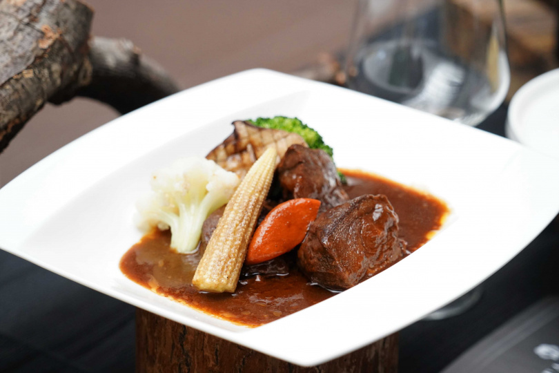 台北晶華酒店獨家推出「紅酒慢燉和牛頰」等夢幻隱藏料理作為晚餐菜色。  