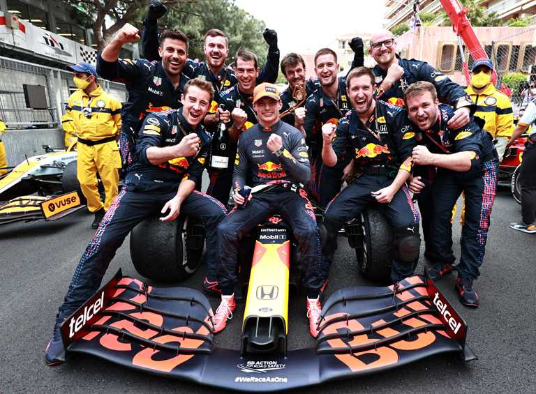 荷蘭籍車手Max Verstappen與紅牛車隊成員，歡慶早前於「摩納哥大獎賽」（Monaco Grand Prix）中勝利奪冠。（圖╱TAG Heuer提供）