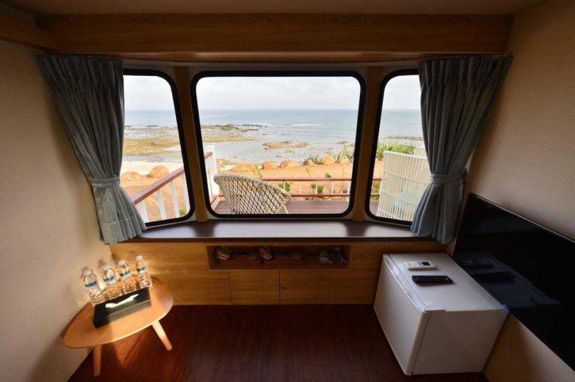 入住擁有大面窗戶的覓海灣露營車，在床上就能欣賞無邊際的美麗海景。
