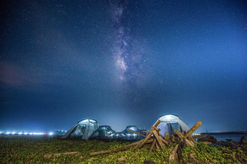 前進澎湖無人島在星空下露營，聆聽浪漫的海浪聲入眠。