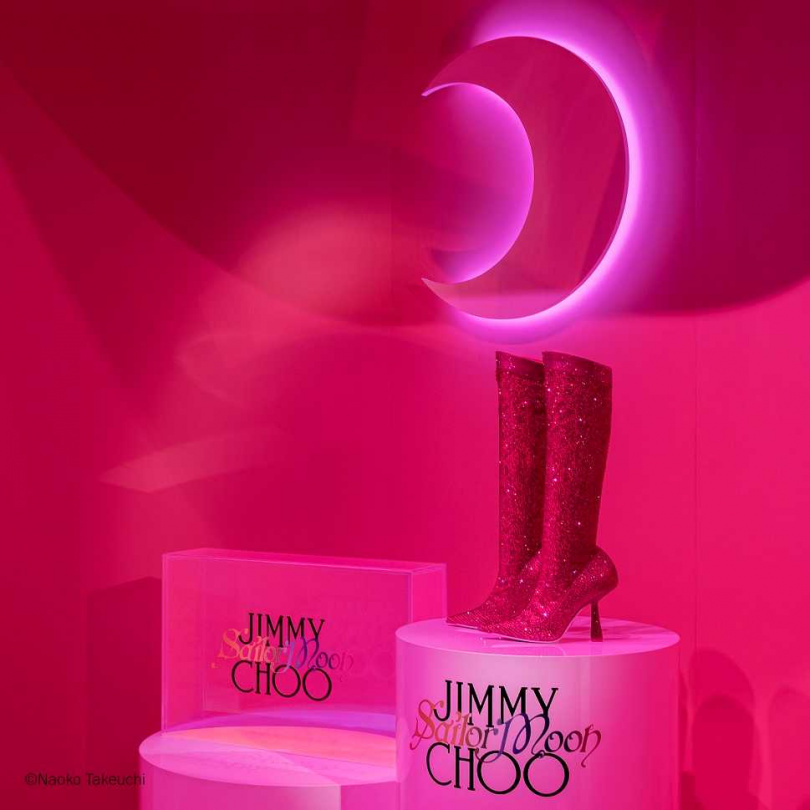 JIMMY CHOO於東京六本木博物館舉辦的「美少女戰士」展覽上，推出限量聯名訂製水晶長靴。（圖／品牌提供）