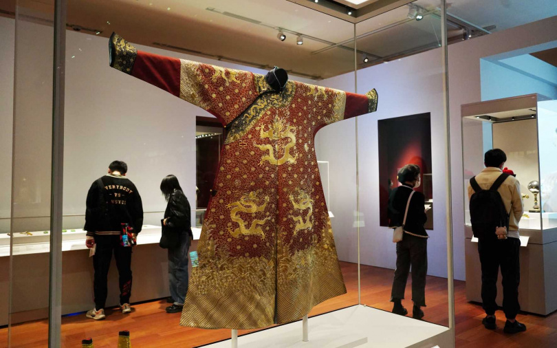 乾隆皇帝穿著的「勾蓮龍紋男夾龍袍」是重點展件之一。（圖／魏妤靜攝）