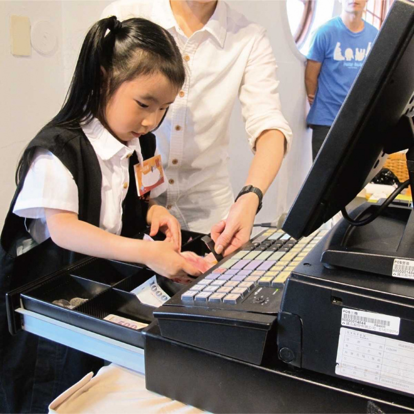 廣受父母喜愛的「小小店長值班中！」活動將在4/16新竹巨城店、4/22竹北遠百店登場。