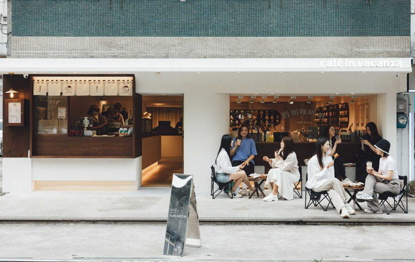 「假期咖啡町Cafe in vacanza」貼心於店門外設置無邊際座位區。（圖／vacanza提供）
