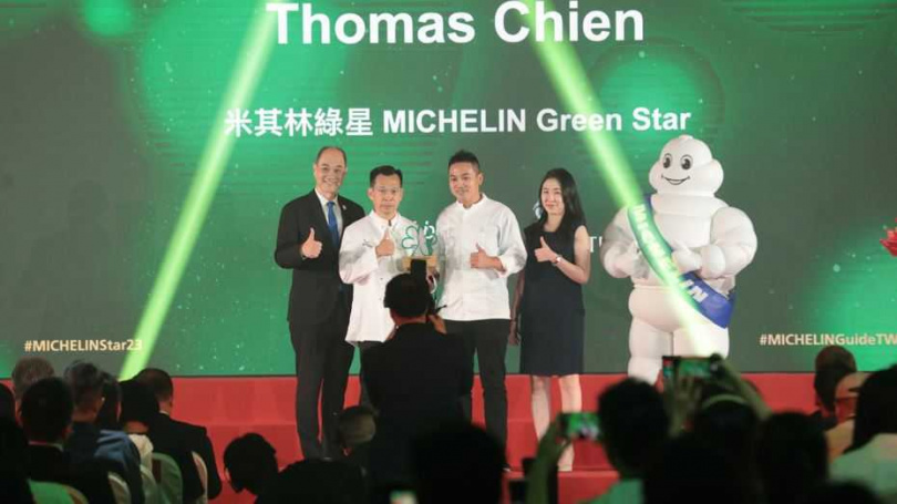 今年首度獲得米其林綠星的餐廳「THOMAS CHIEN Restaurant」，主廚簡天才上台領獎。　