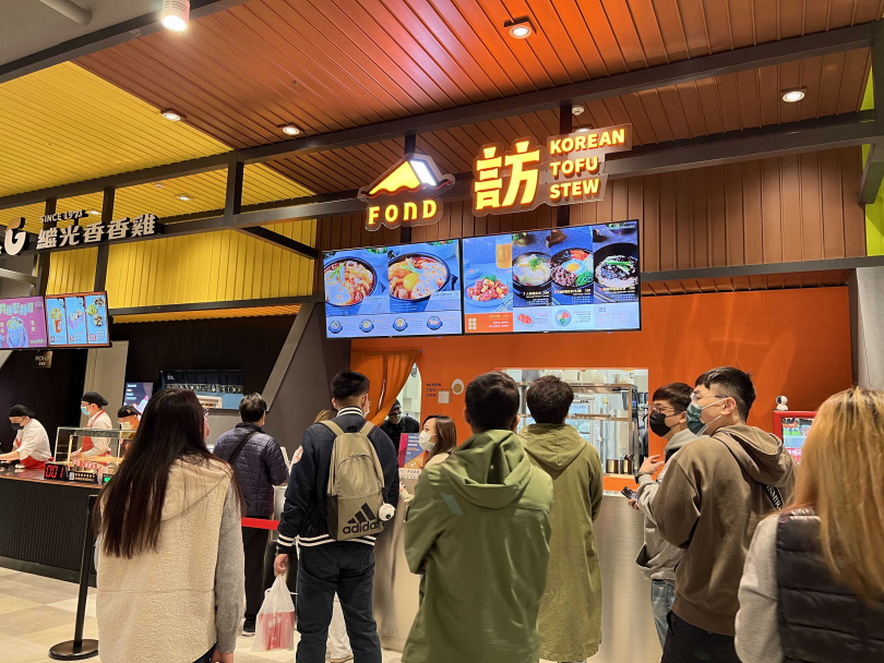 「FOND訪韓國傳統豆腐鍋」第二代美食街店型於2023年1月中於台中LALAPORT南館登場，深獲粉絲喜愛。（圖／FOND 訪 韓國傳統豆腐鍋提供）