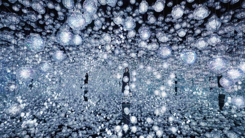 《泡泡宇宙：實體光，光之肥皂泡，晃動之光，環境產生的光 —一筆》圖片／「teamLab無界森大廈數字藝術美術館」 麻布台Hills， 東京 c teamLab。